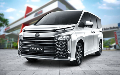 Toyota Voxy (1)